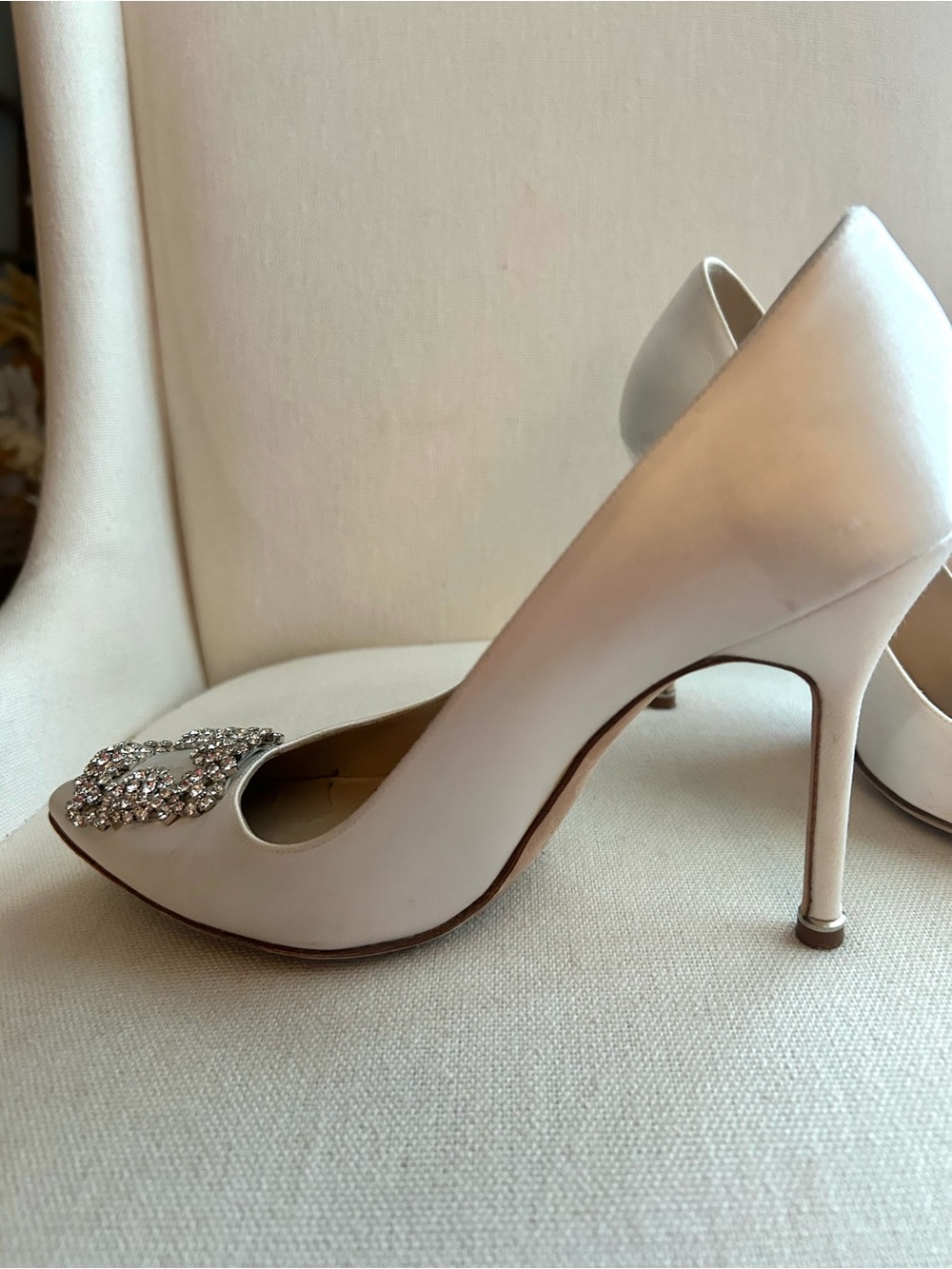 Manolo Blahnik Ivory Satin Pointed Toe Pumps with Crystal Buckle Accent 39.5 - Picture 3 of 11